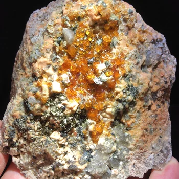 492.7 g.Redki naravni granat kristalno heksagonalna točke feldspar mica medenina multi mineralnih kristalov simbiotičnem halo zdravilne energije