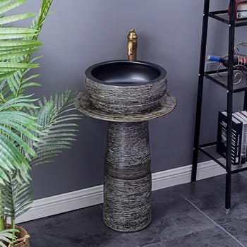 Keramični steber-tip umivalnik je tal do stropa na prostem